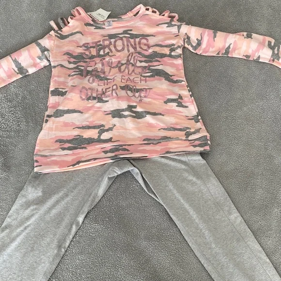I’m selling a nice outfit from TJ maxx! The colors are Orange,grey and pink - Picture 1 of 1